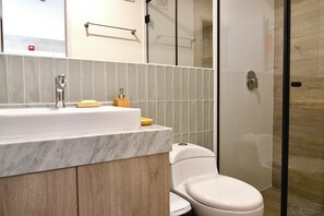 Shower, hair dryer, towels, soap - Cozy 1-bedroom apartment in beautiful Lima with fitness room (Lima)