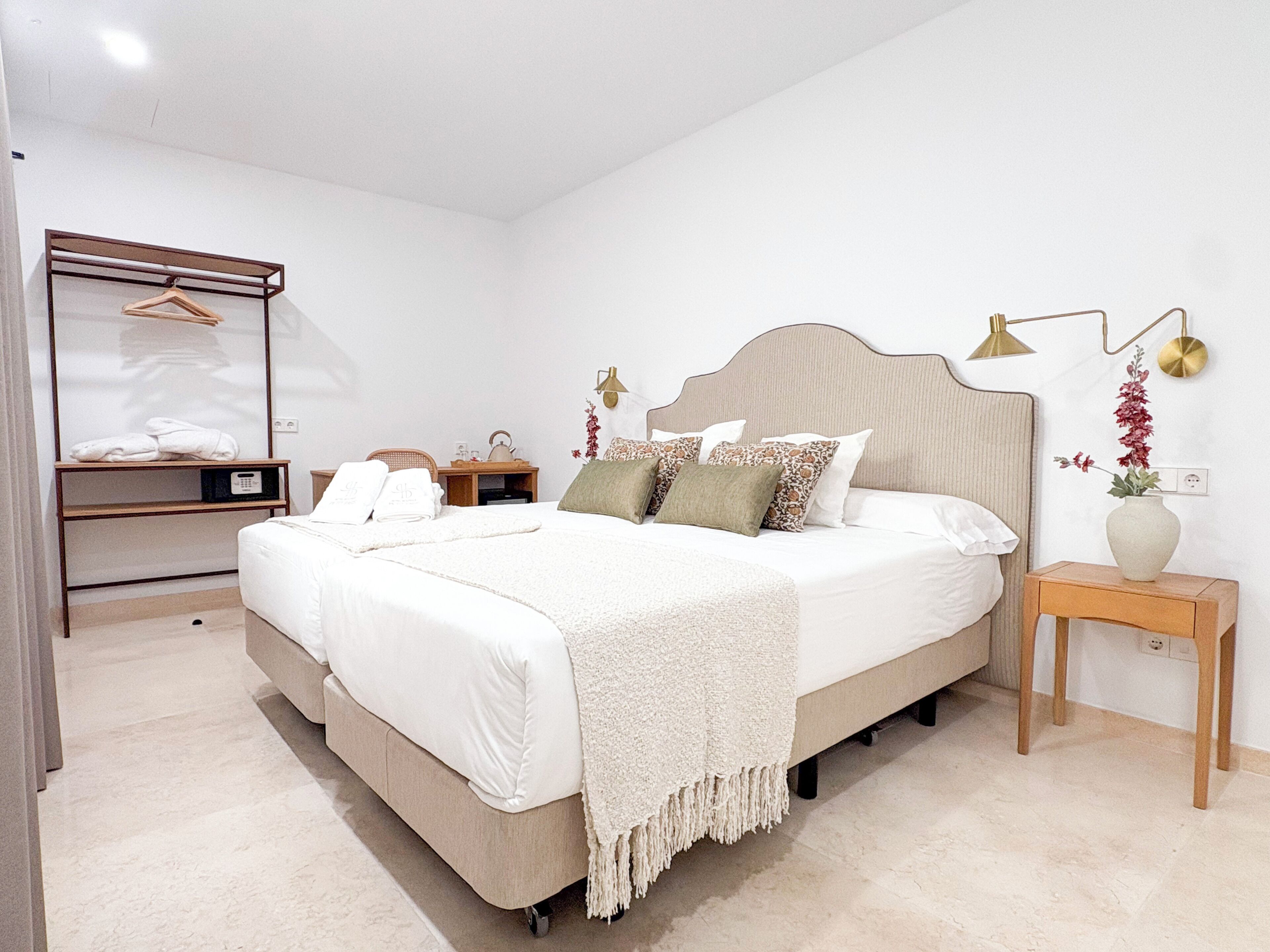 مكتب ومساحة عمل للكمبيوتر المحمول وواي فاي مجانًا وملاءات أسرّة