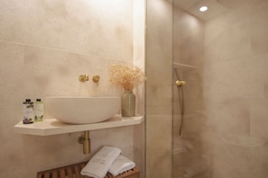 Shower, free toiletries, hair dryer, bathrobes - Hotel Petit Paris (Pollenca)