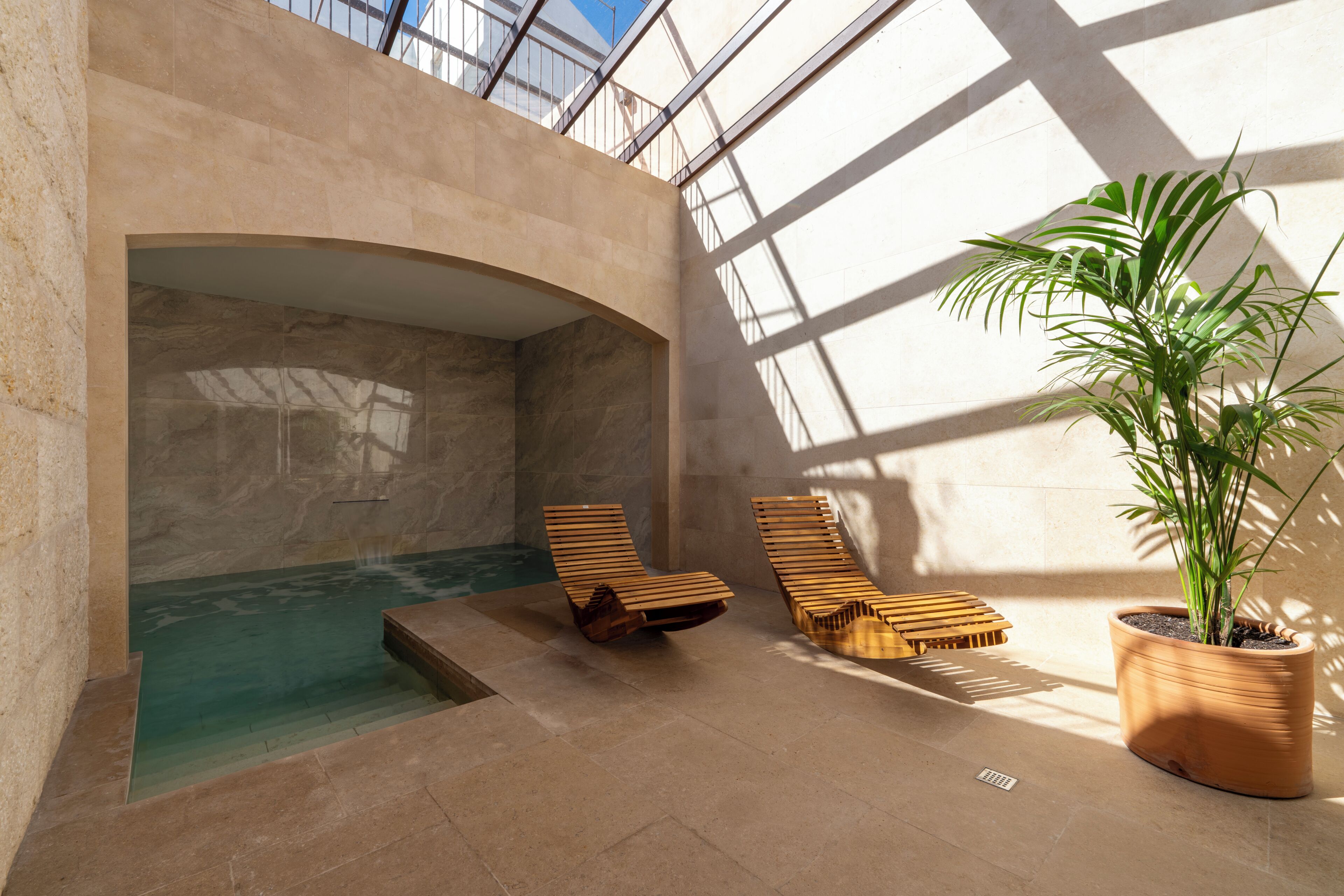 Inomhuspool, en säsongsöppen utomhuspool, parasoller och solstolar