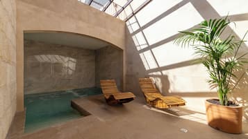 Inomhuspool, en sÀsongsöppen utomhuspool, parasoller och solstolar