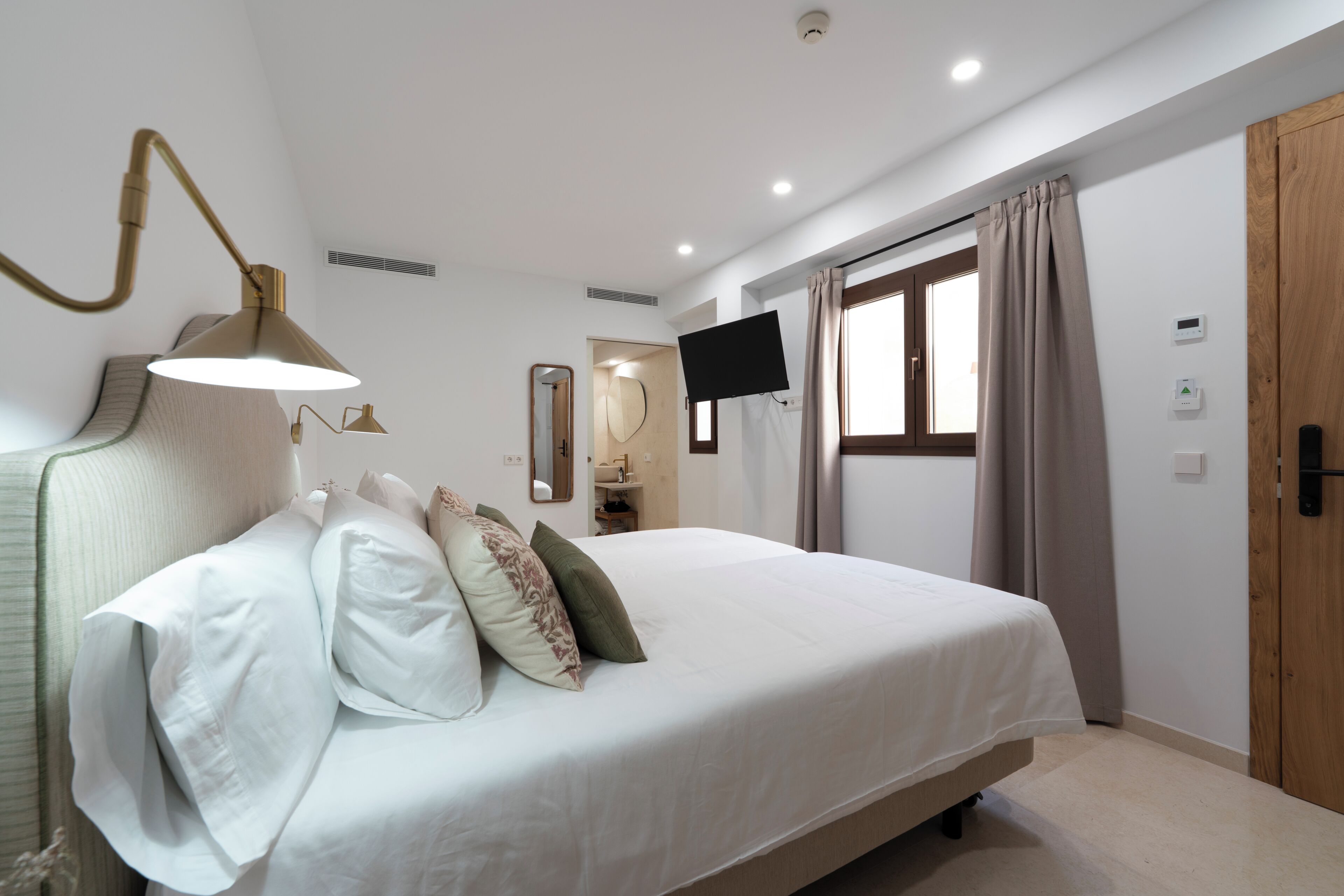Double Room, 2 Twin Beds, Mobility Accessible | Down comforters, desk, laptop workspace, free WiFi