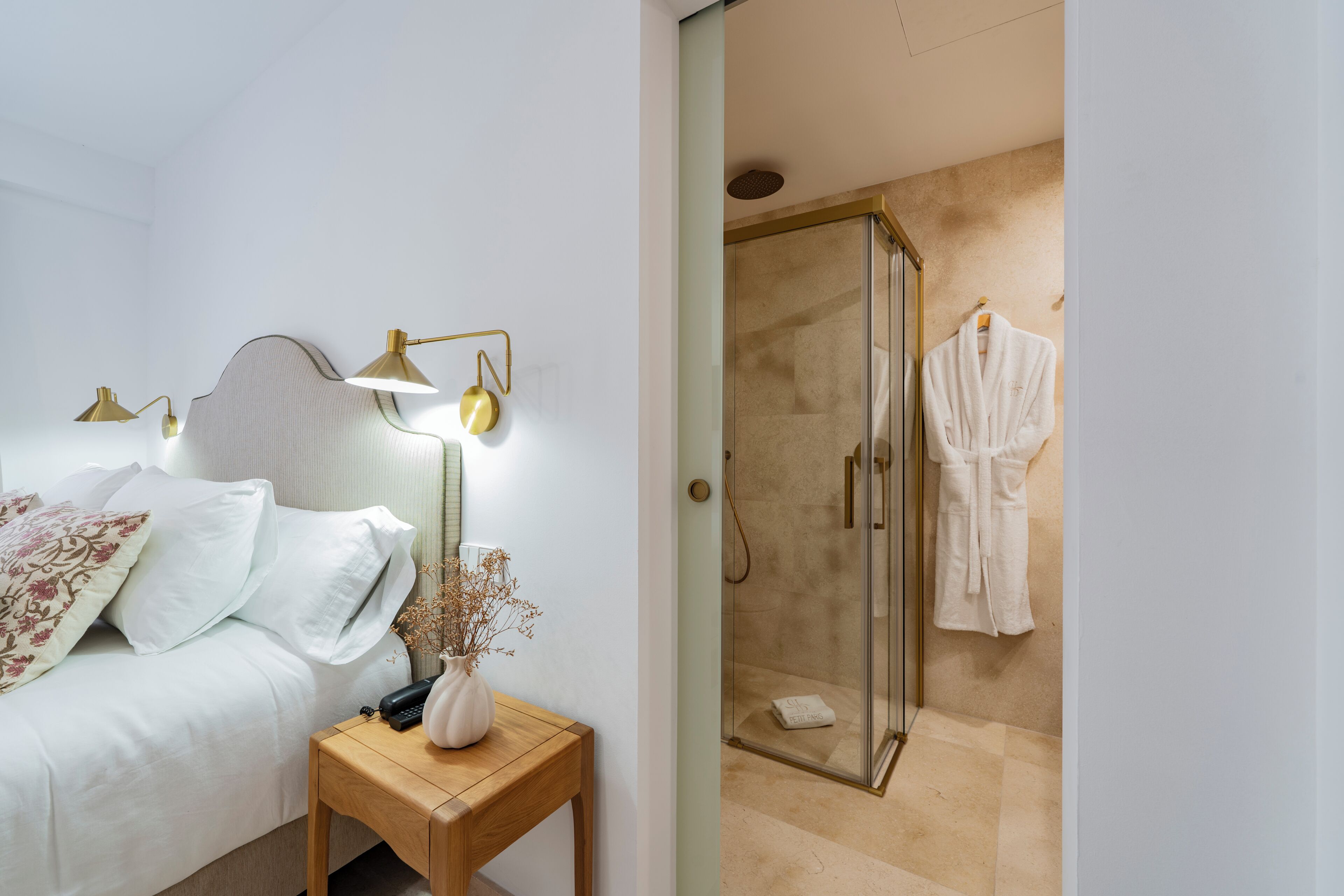 Habitación Deluxe doble, vistas a la piscina | Escritorio, espacio para trabajar con un portátil, wifi gratis