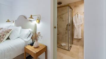 Habitación Deluxe doble, vistas a la piscina | Escritorio, espacio para trabajar con un portátil, wifi gratis