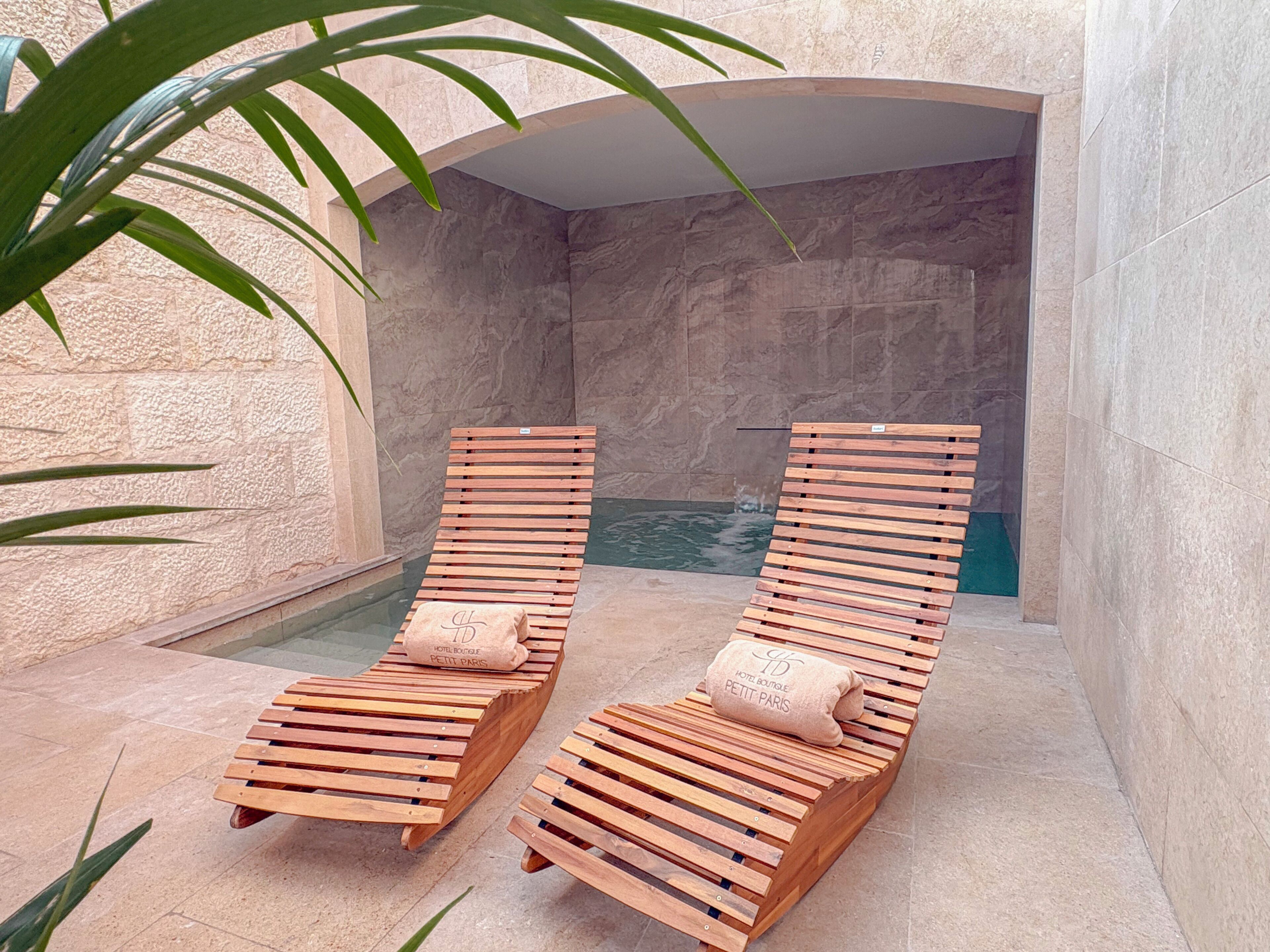 Een binnenzwembad en een seizoensgebonden buitenzwembad