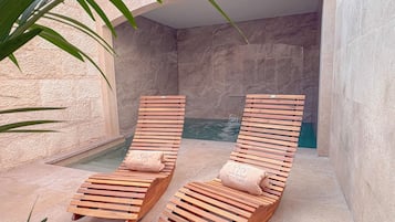 Een binnenzwembad en een seizoensgebonden buitenzwembad