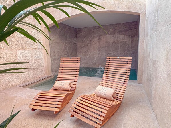 Sisäuima-allas, kauden mukainen ulkouima-allas, aurinkovarjoja