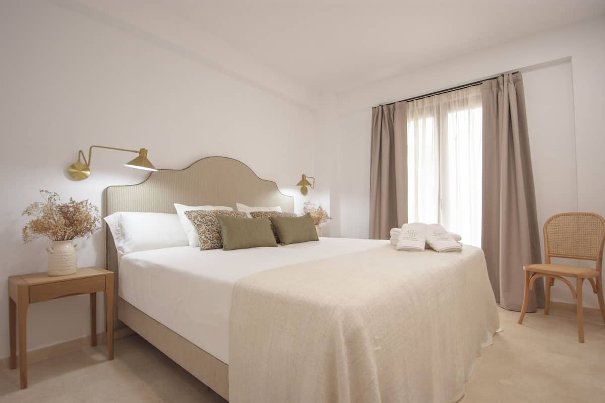 Een bureau, een laptopwerkplek, gratis wifi, beddengoed