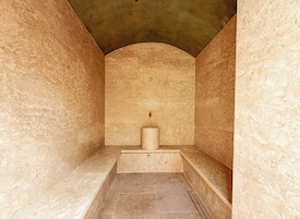 Un sauna, una bañera de hidromasaje