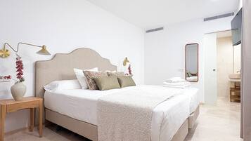 Desk, laptop workspace, free WiFi, bed sheets