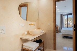 Doppelzimmer, Poolblick | Badezimmer | Dusche, kostenlose Toilettenartikel, Haartrockner, Bademäntel