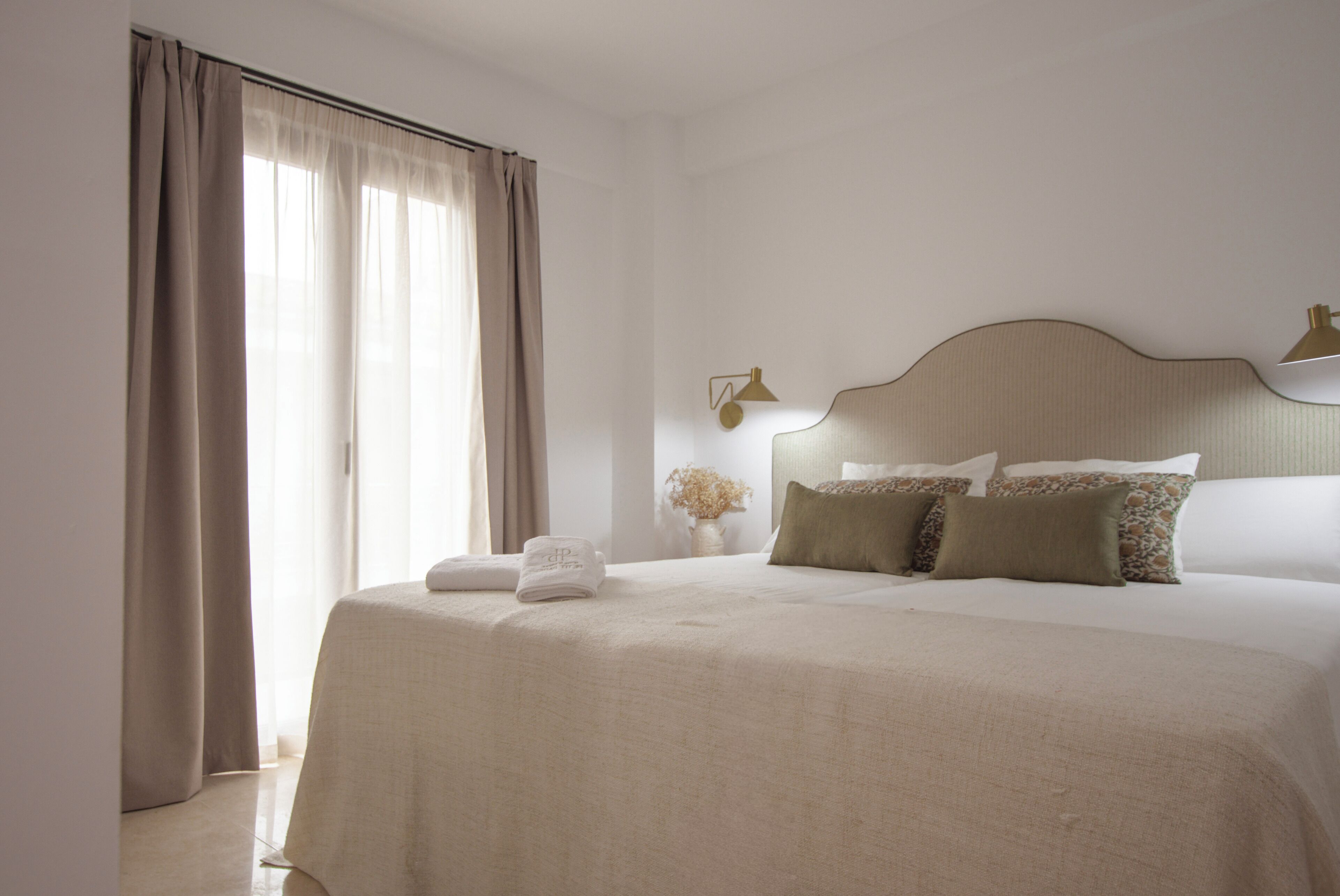 Tweepersoonskamer, uitzicht op zwembad | Een bureau, een laptopwerkplek, gratis wifi, beddengoed