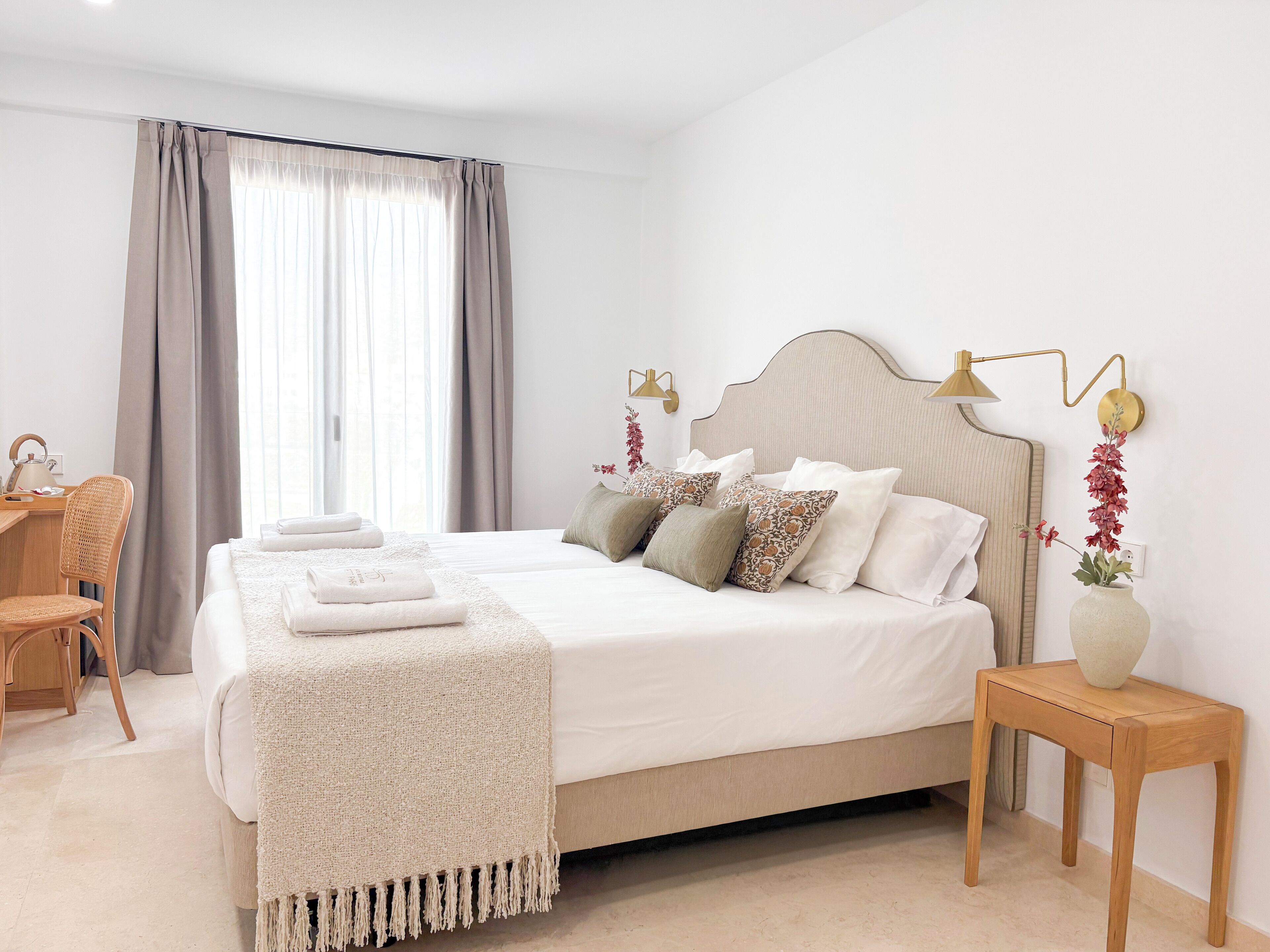 مكتب ومساحة عمل للكمبيوتر المحمول وواي فاي مجانًا وملاءات أسرّة