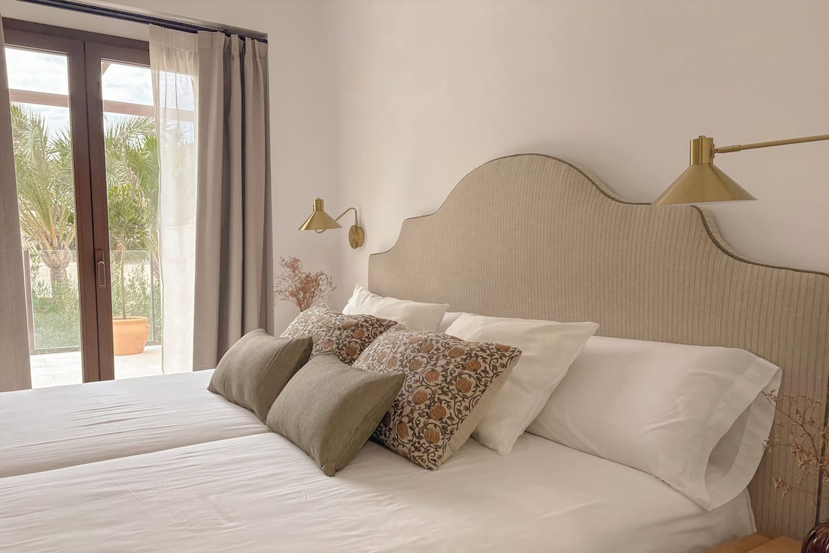 Een bureau, een laptopwerkplek, gratis wifi, beddengoed