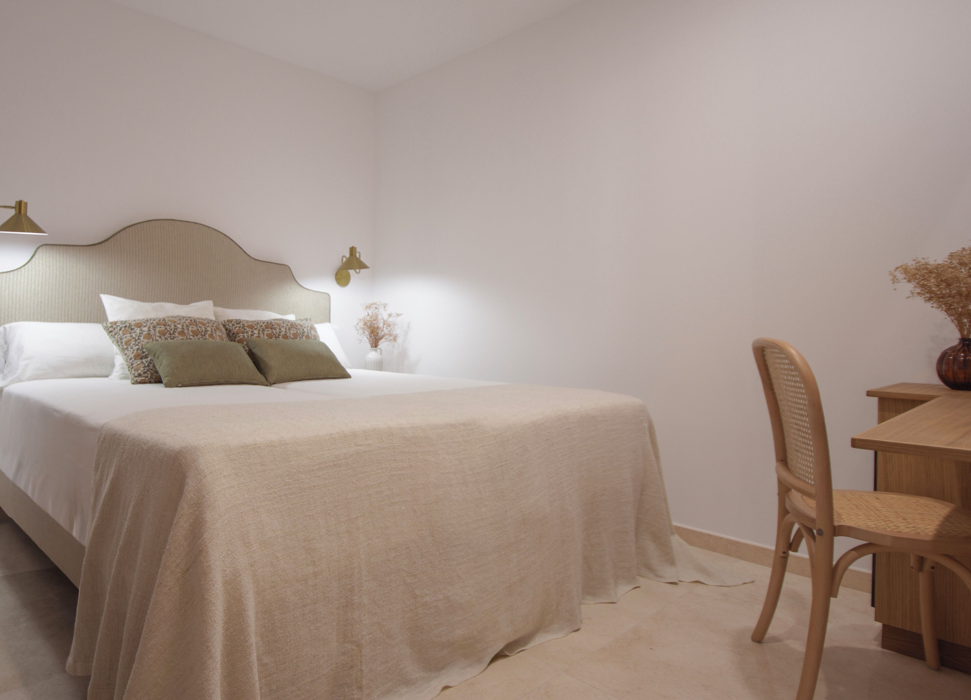 Tweepersoonskamer, 2 eenpersoonsbedden, toegankelijk voor rolstoelgebruikers | Badkamer | Een douche, gratis toiletartikelen, een haardroger, badjassen