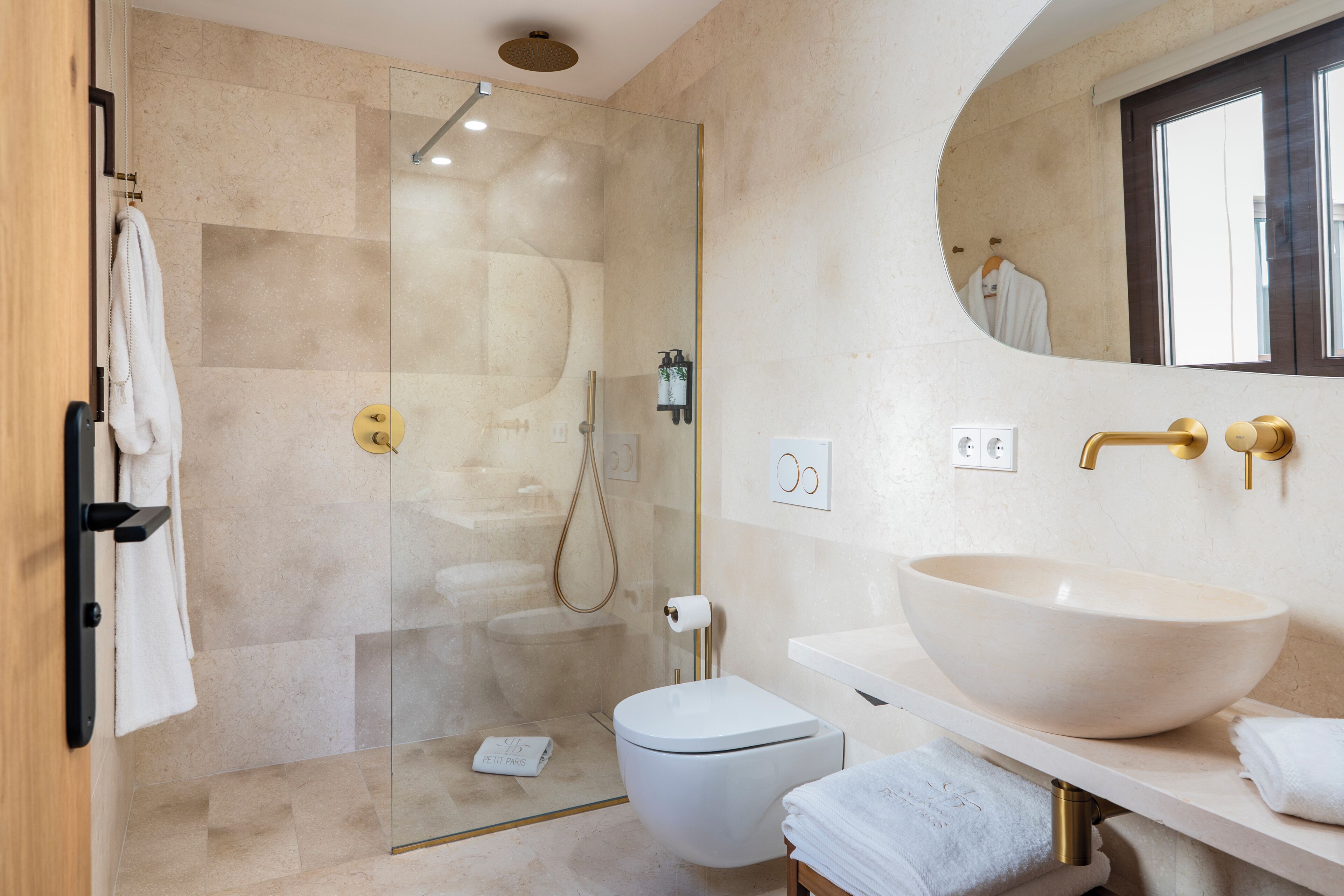 Tweepersoonskamer, uitzicht op zwembad | Badkamer | Een douche, gratis toiletartikelen, een haardroger, badjassen