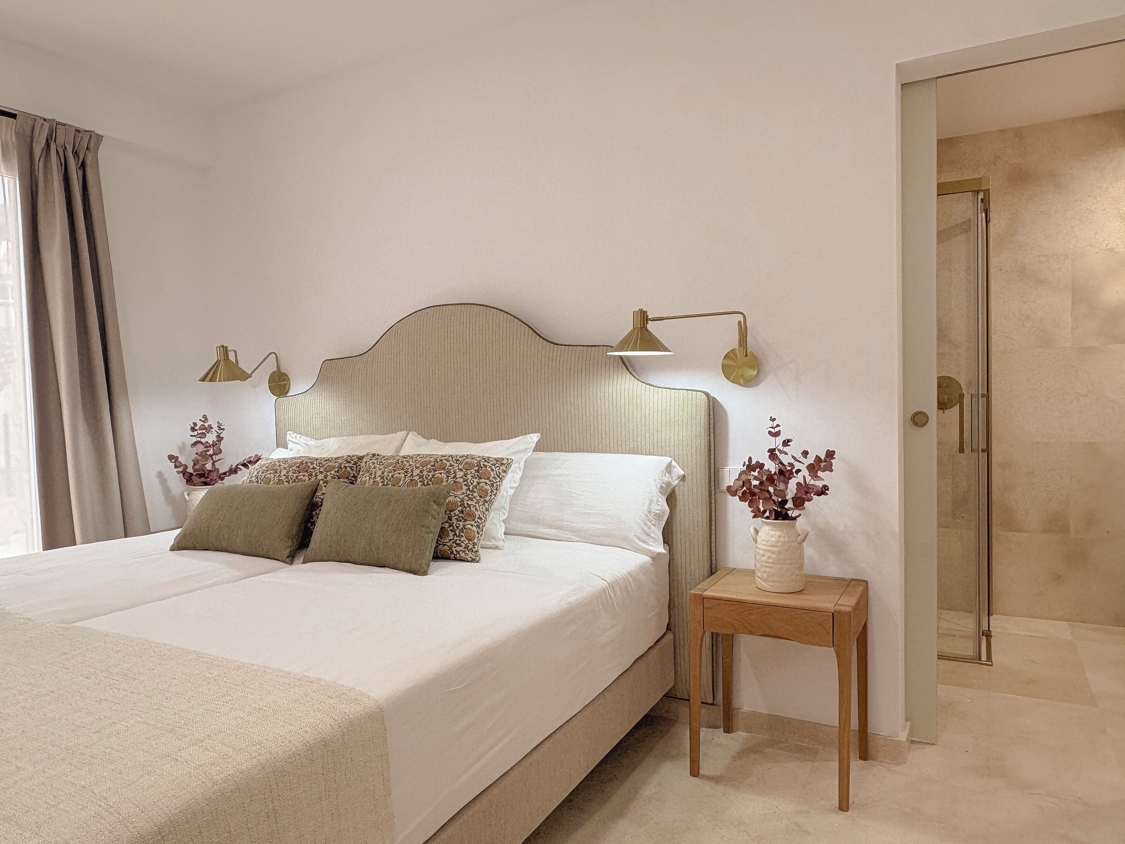 Deluxe tweepersoonskamer, uitzicht op zwembad | Een bureau, een laptopwerkplek, gratis wifi, beddengoed