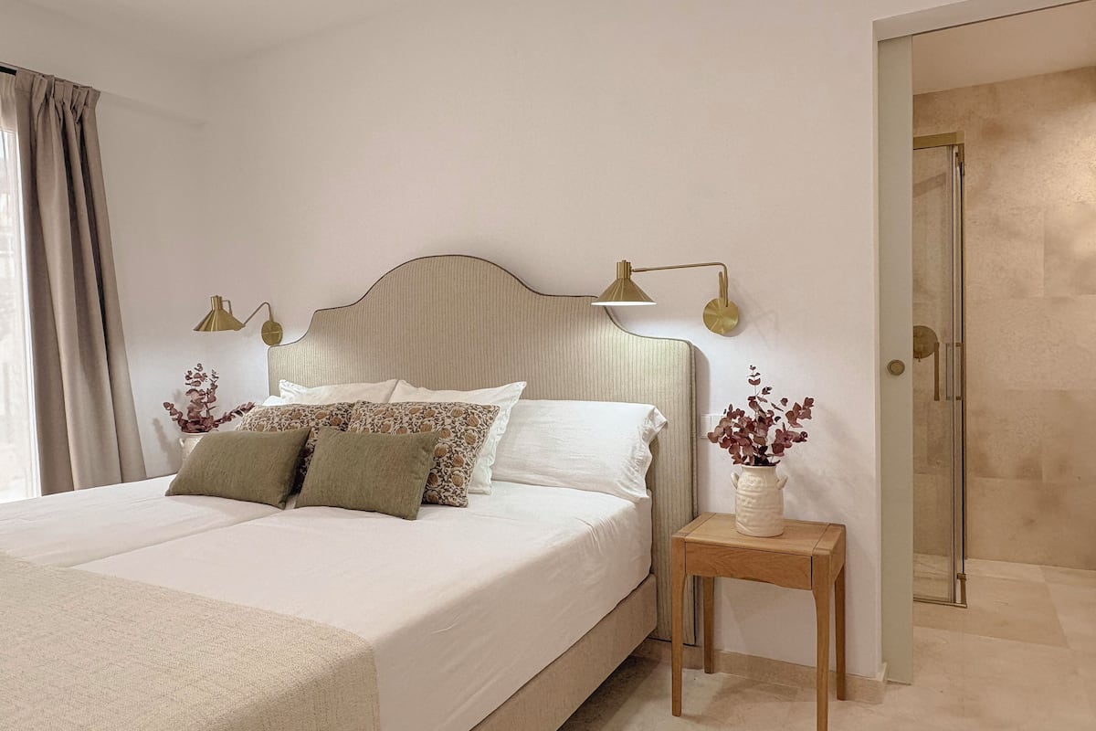 Deluxe tweepersoonskamer, uitzicht op zwembad | Een bureau, een laptopwerkplek, gratis wifi, beddengoed