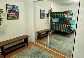 Fer et planche à repasser, lit de bébé portatif, Wi-Fi, literie fournie