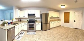 Mikrobølgeovn, ovn, kokeplater og oppvaskmaskin