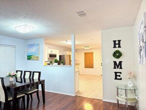 Dining - Cozy Family Fun Vacation Home near Lake, AT&T, Rangers, Epic Water Park, 6Flags (Grand Prairie)