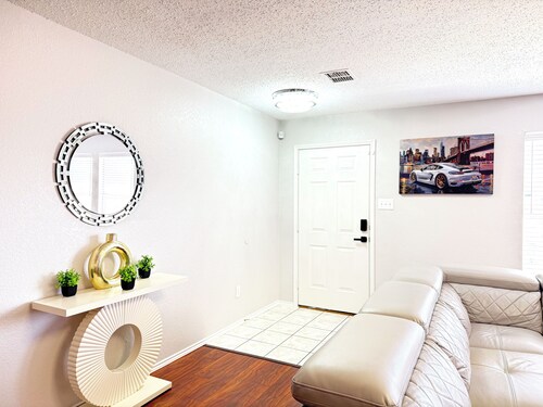 Cozy Family Fun Vacation Home near Lake, AT&T, Rangers, Epic Water Park, 6Flags