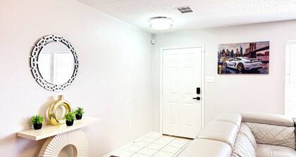 Cozy Family Fun Vacation Home near Lake, AT&T, Rangers, Epic Water Park, 6Flags