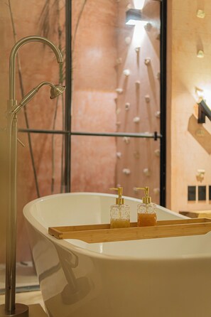 Deluxe Room, 1 Katil Raja (King) | Peralatan tempat tidur premium, busa memori, peti besi dalam bilik 