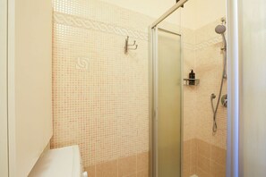 Shower, bidet, towels, shampoo - Milano Certosa Apartment (Milano)