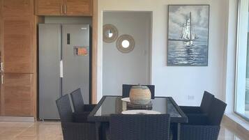 Apartamento, 3 quartos | Sala de jantar