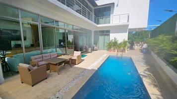 Una piscina al aire libre