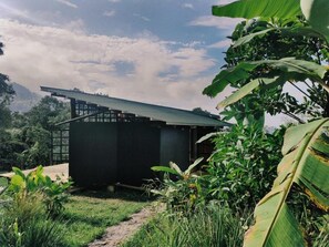 Luxury-Chalet, Balkon, Gartenblick | Unterkunftsgelände