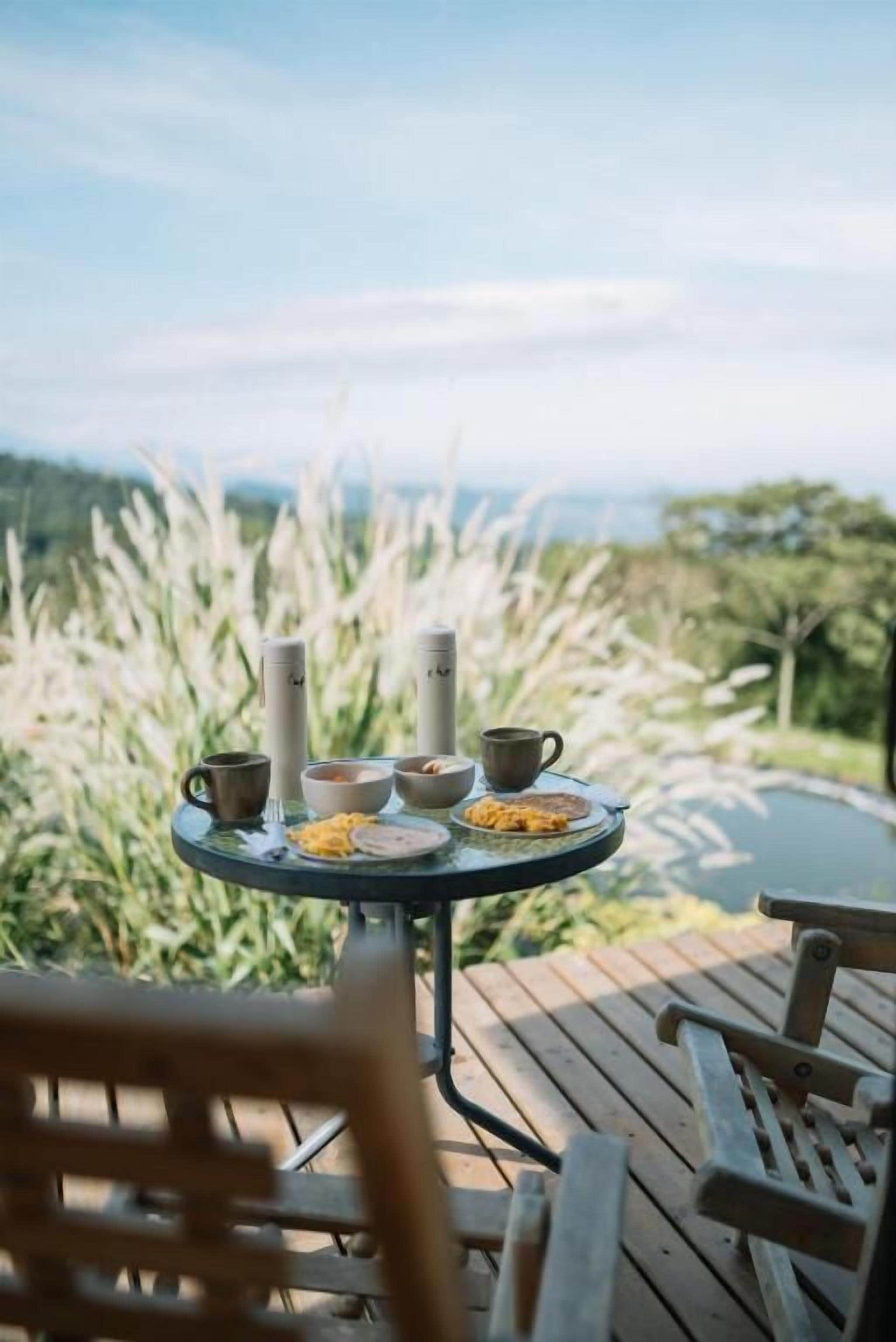 Deluxe Cabin, Balcony, Mountain View | Outdoor dining