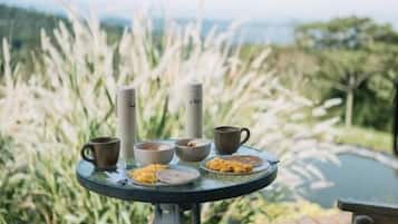 Deluxe Cabin, Balcony, Mountain View | Outdoor dining