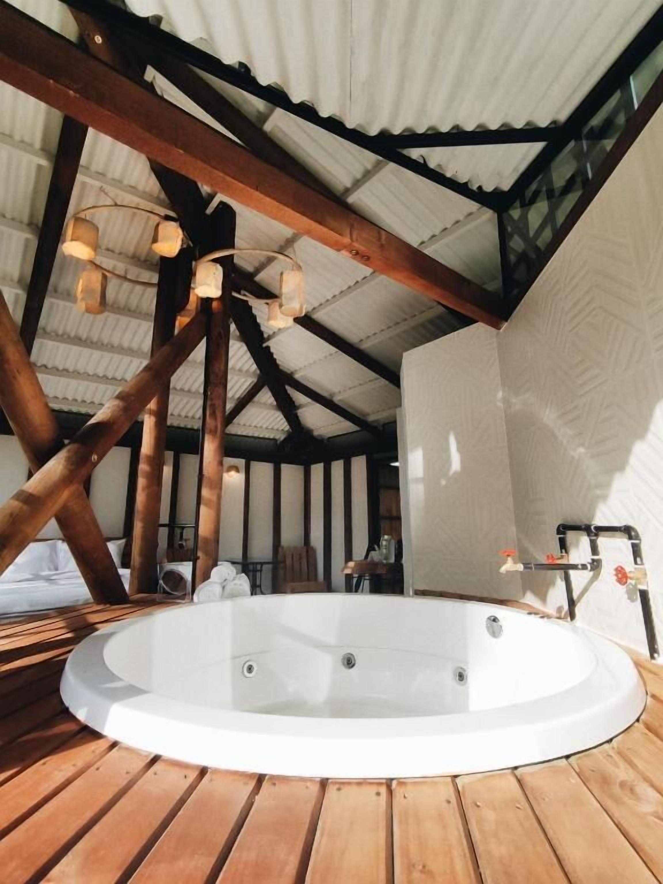 Chalet Luxe, balcon, vue jardin | Salle de bain