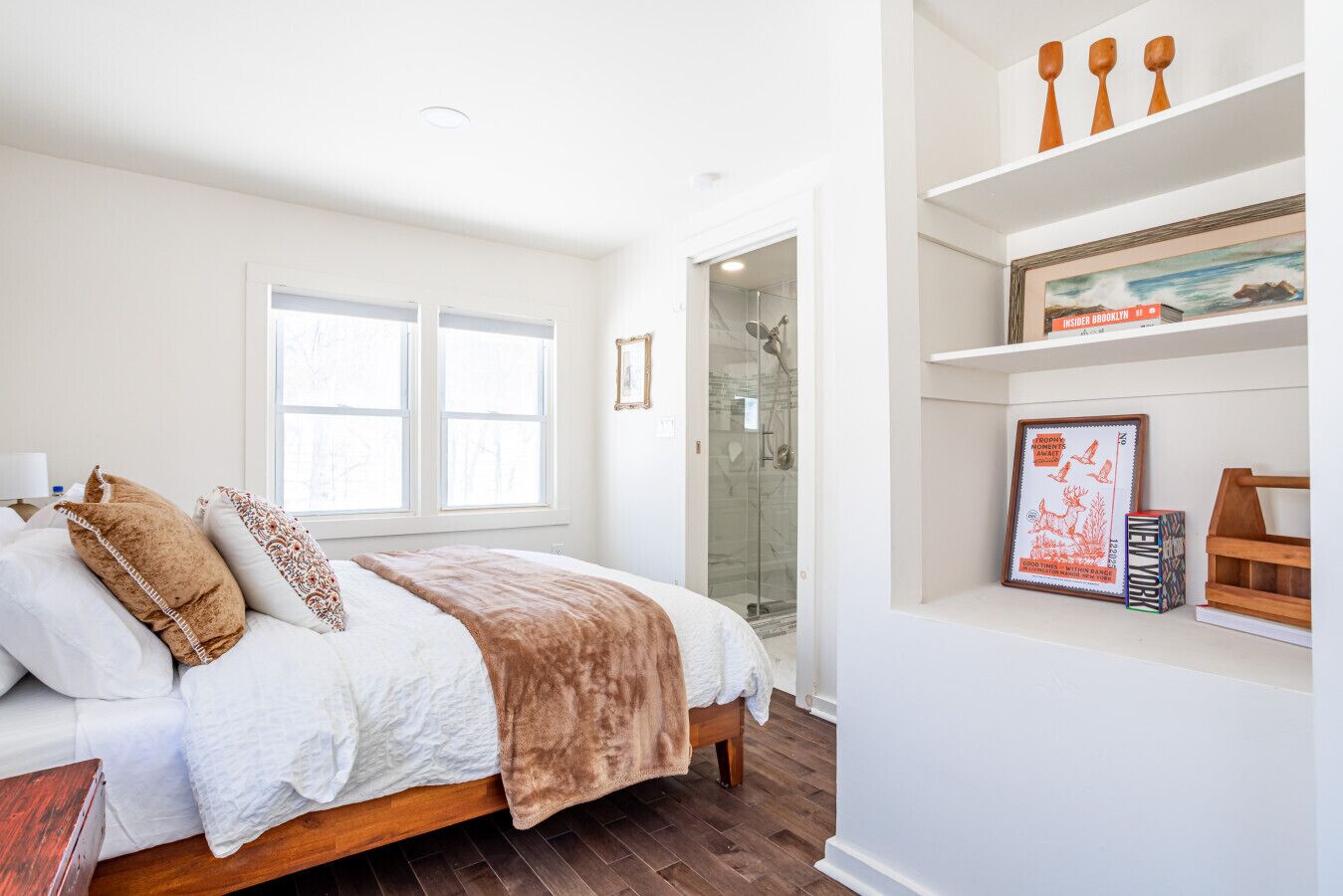 Desk, iron/ironing board, WiFi, bed sheets