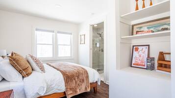 3 habitaciones, escritorio y tabla de planchar con plancha