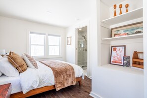 3 bedrooms, desk, iron/ironing board, travel cot - NEW: In-town home w/ gorgeous cedar sauna+fire-pit (Livingston Manor)