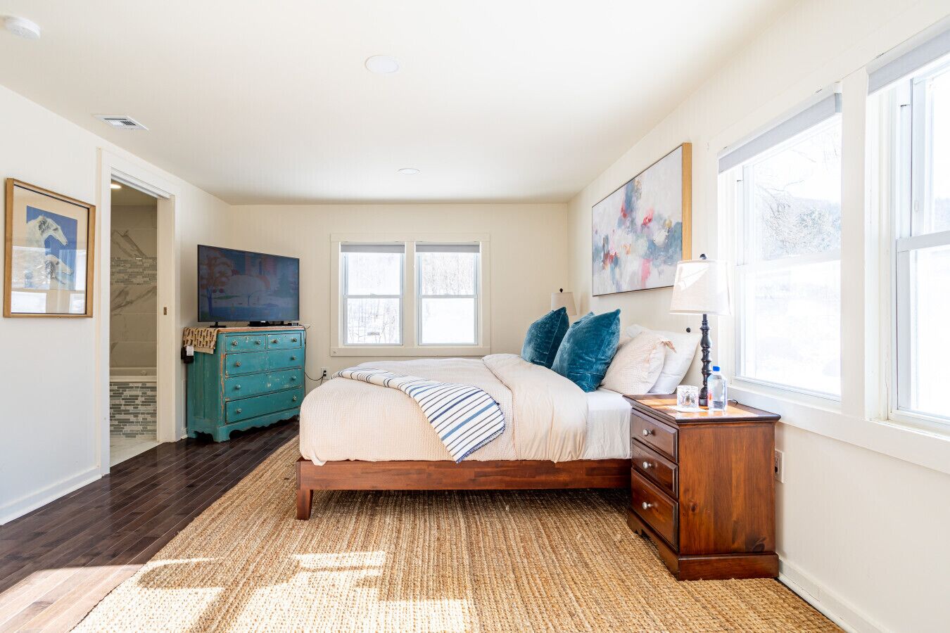 3 bedrooms, desk, iron/ironing board, travel crib