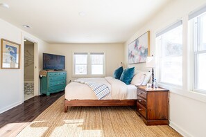 3 bedrooms, desk, iron/ironing board, travel cot - NEW: In-town home w/ gorgeous cedar sauna+fire-pit (Livingston Manor)