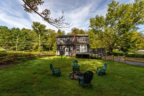 Property grounds - NEW: In-town home w/ gorgeous cedar sauna+fire-pit (Livingston Manor)