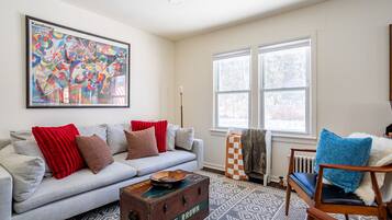 Smart TV, libros, oficina