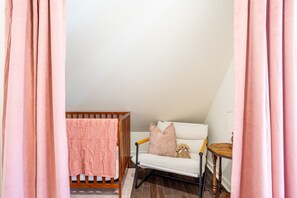 Interior - NEW: In-town home w/ gorgeous cedar sauna+fire-pit (Livingston Manor)