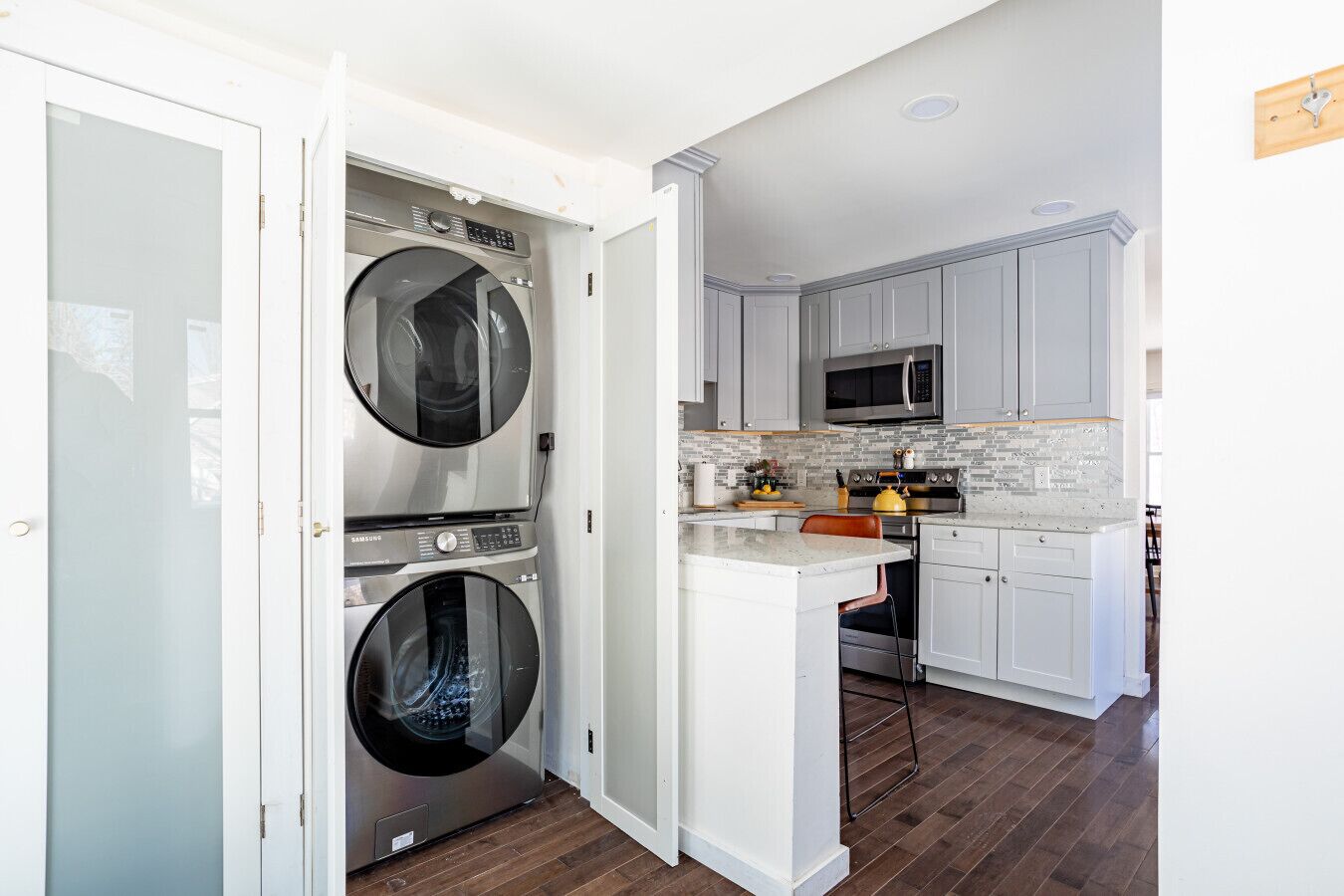 Een koelkast, een microgolfoven, een oven, een kookplaat