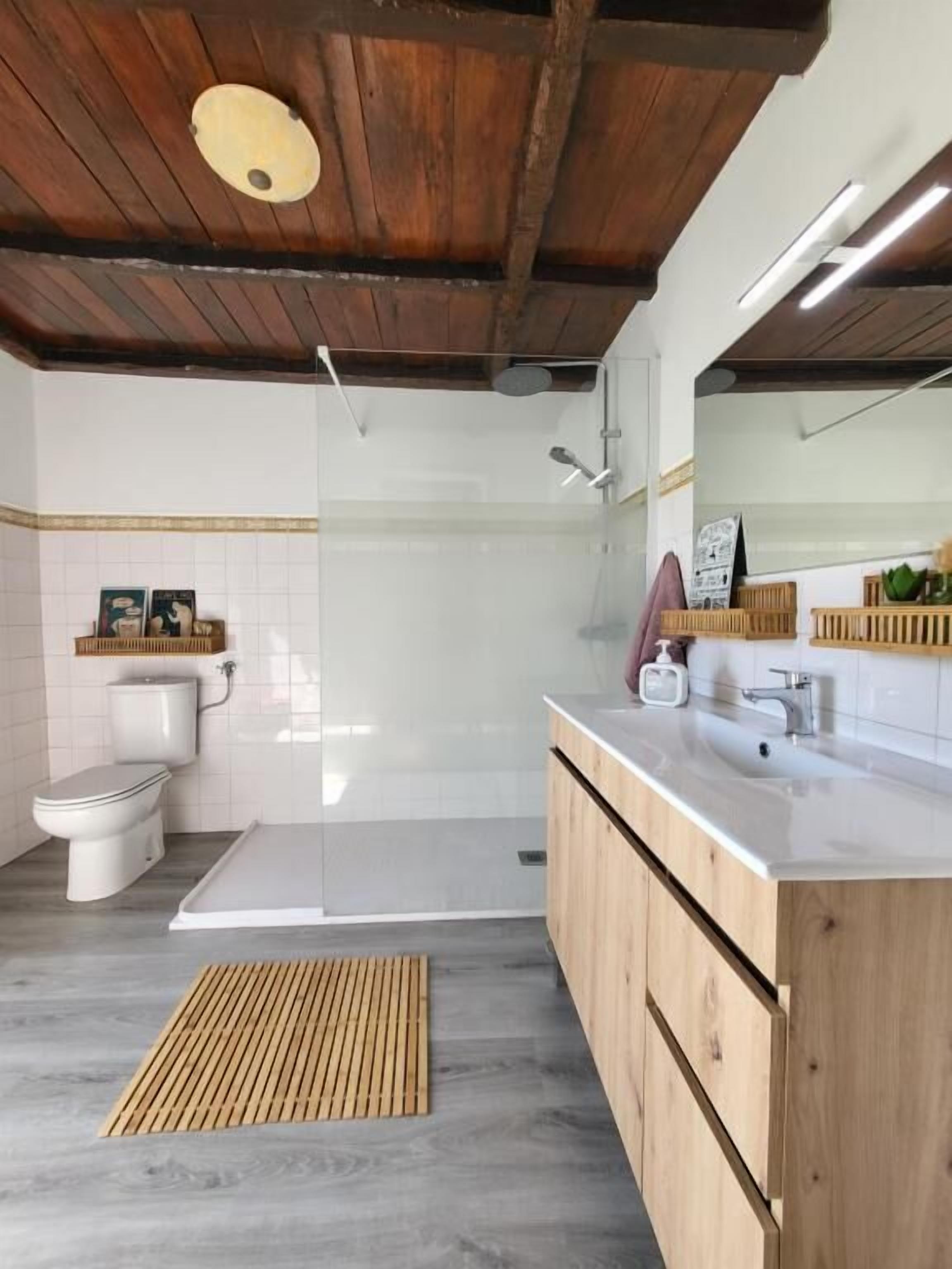 Chuveiro, secador de cabelo, toalhas de banho, sabonete