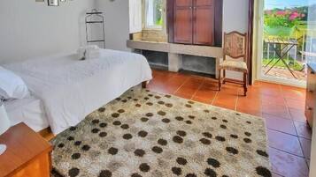 Quarto casal luxo, sacada, vista para o jardim | Wi-Fi de cortesia