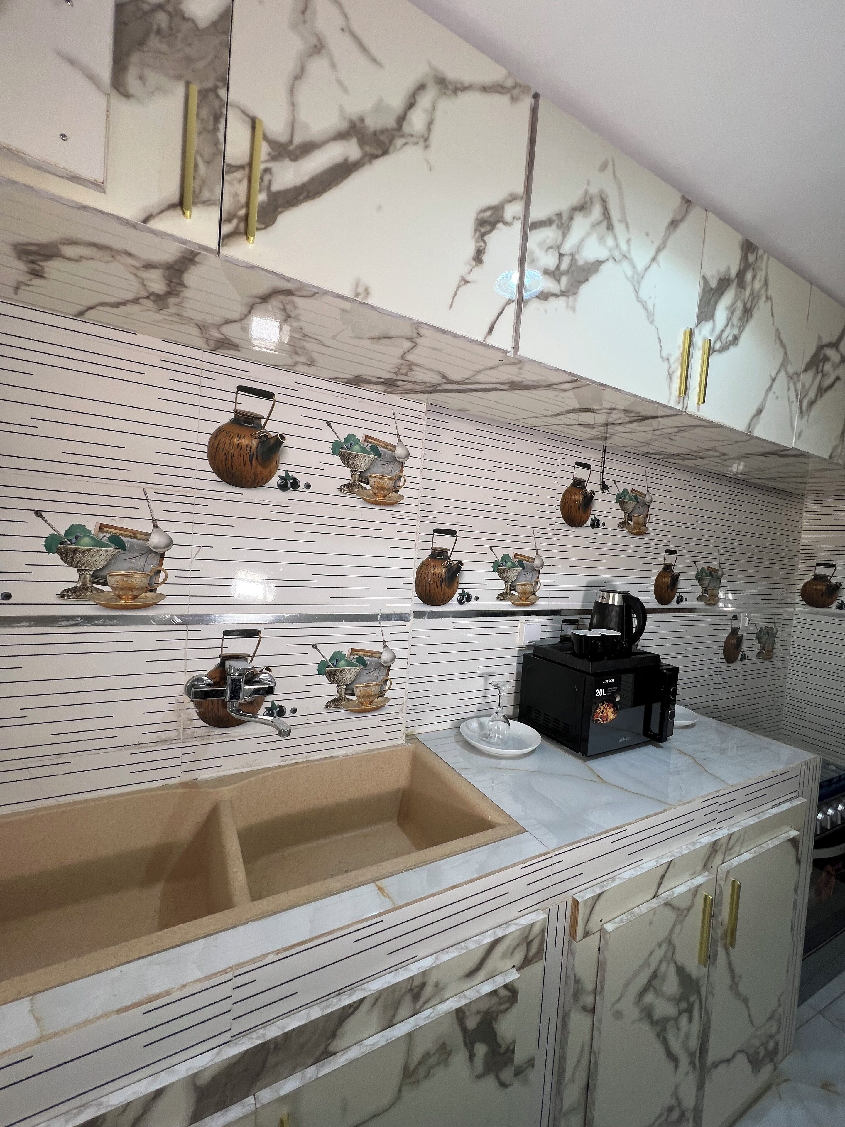 Lemari es besar, microwave, oven, dan kompor