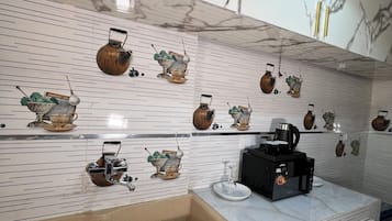 Lemari es besar, microwave, oven, dan kompor