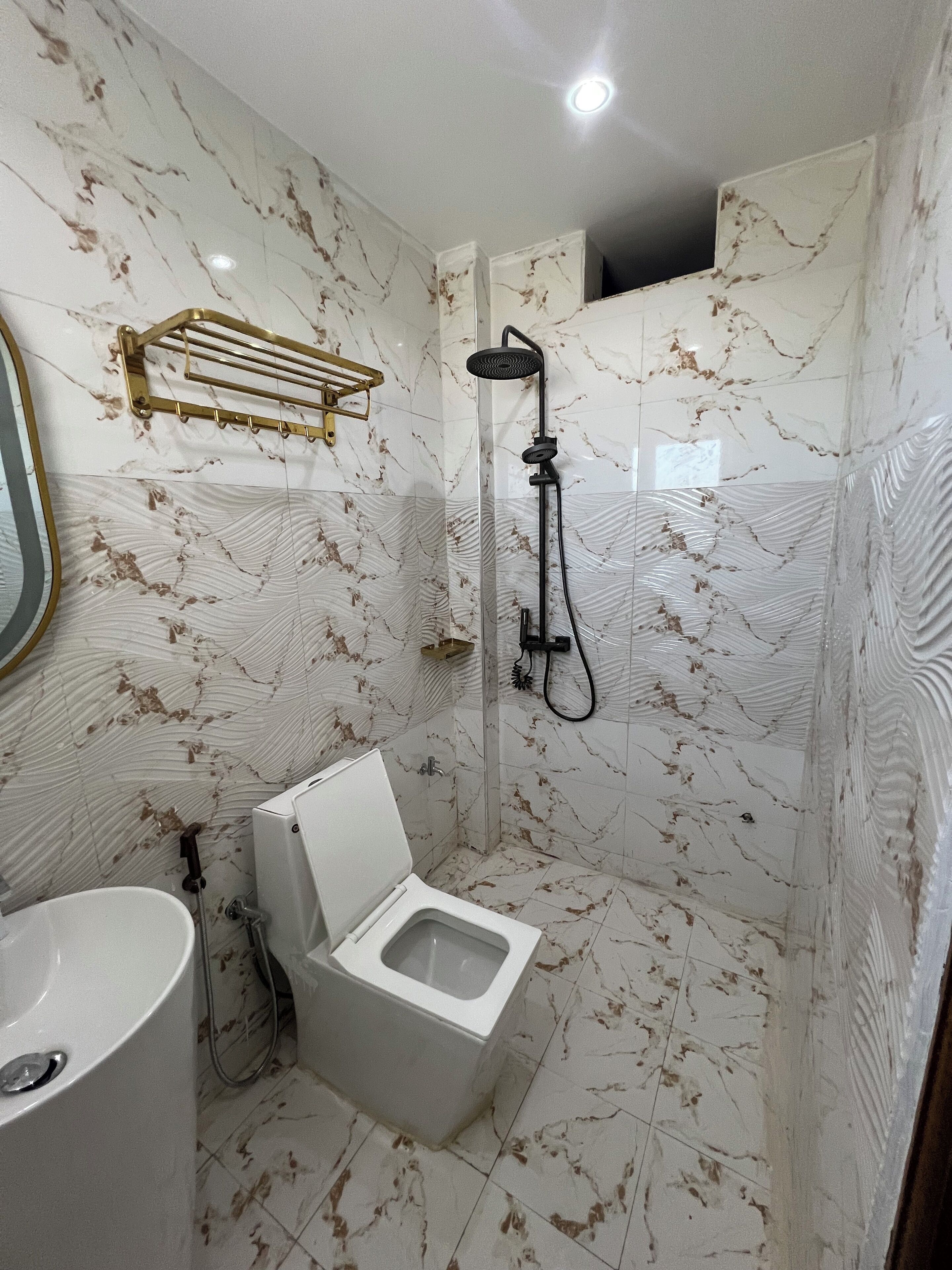 Un ba ño con inodoro, lavabo y ducha.