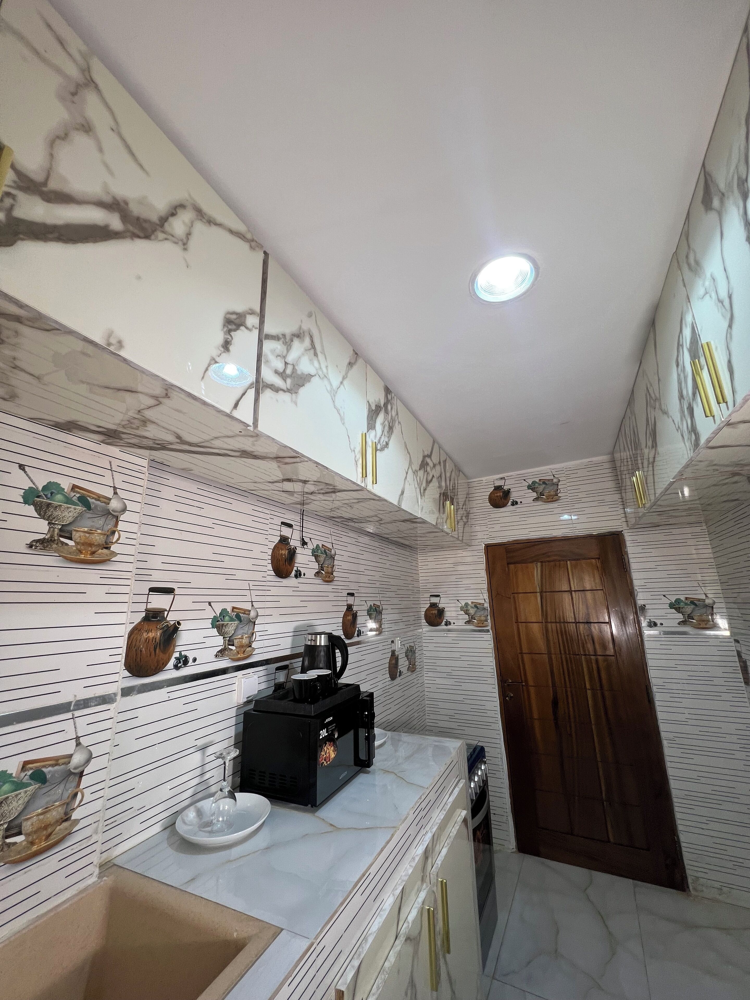 Full-sized fridge, microwave, oven, stovetop